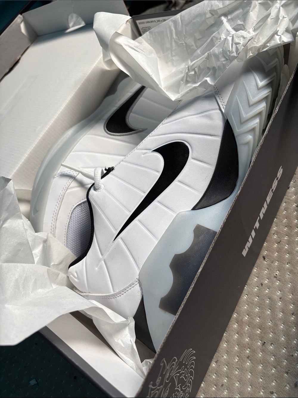 Nike lerbron  White and Black Basketball shoes